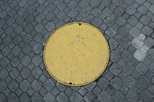manhole-498435_960_720